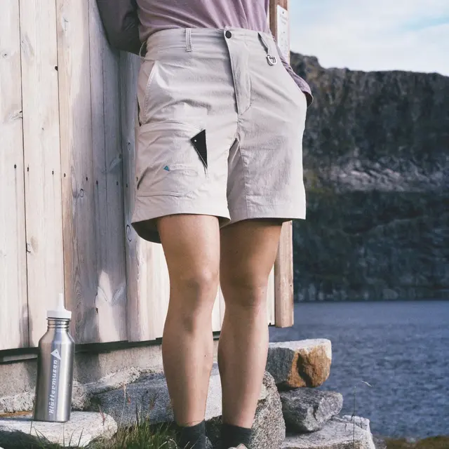 Shorts til dame S Klättermusen Alfhild Shorts W S Raven 